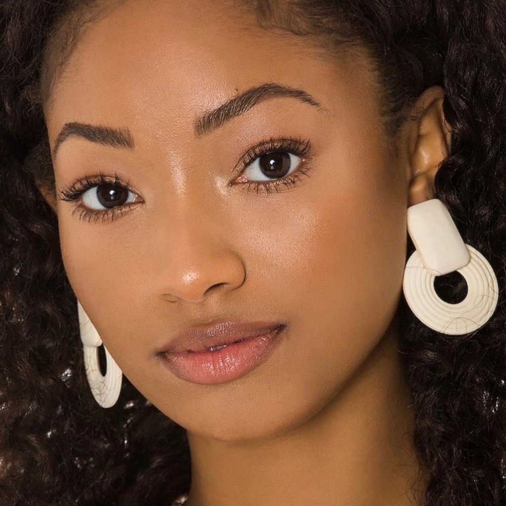 Casa Clara Folly Hoop earrings in color ivory 🤍🤍